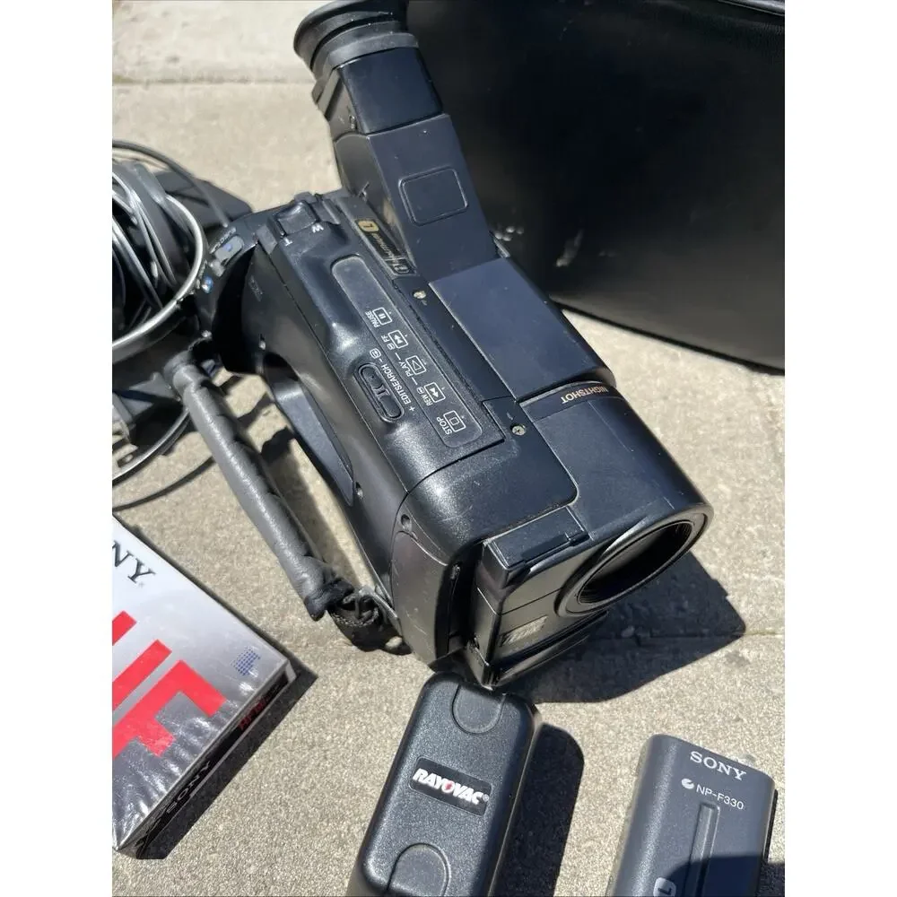 Sony Handycam CCD-TR416 Hi-8 Analog Video Camcorder Camera Bundle